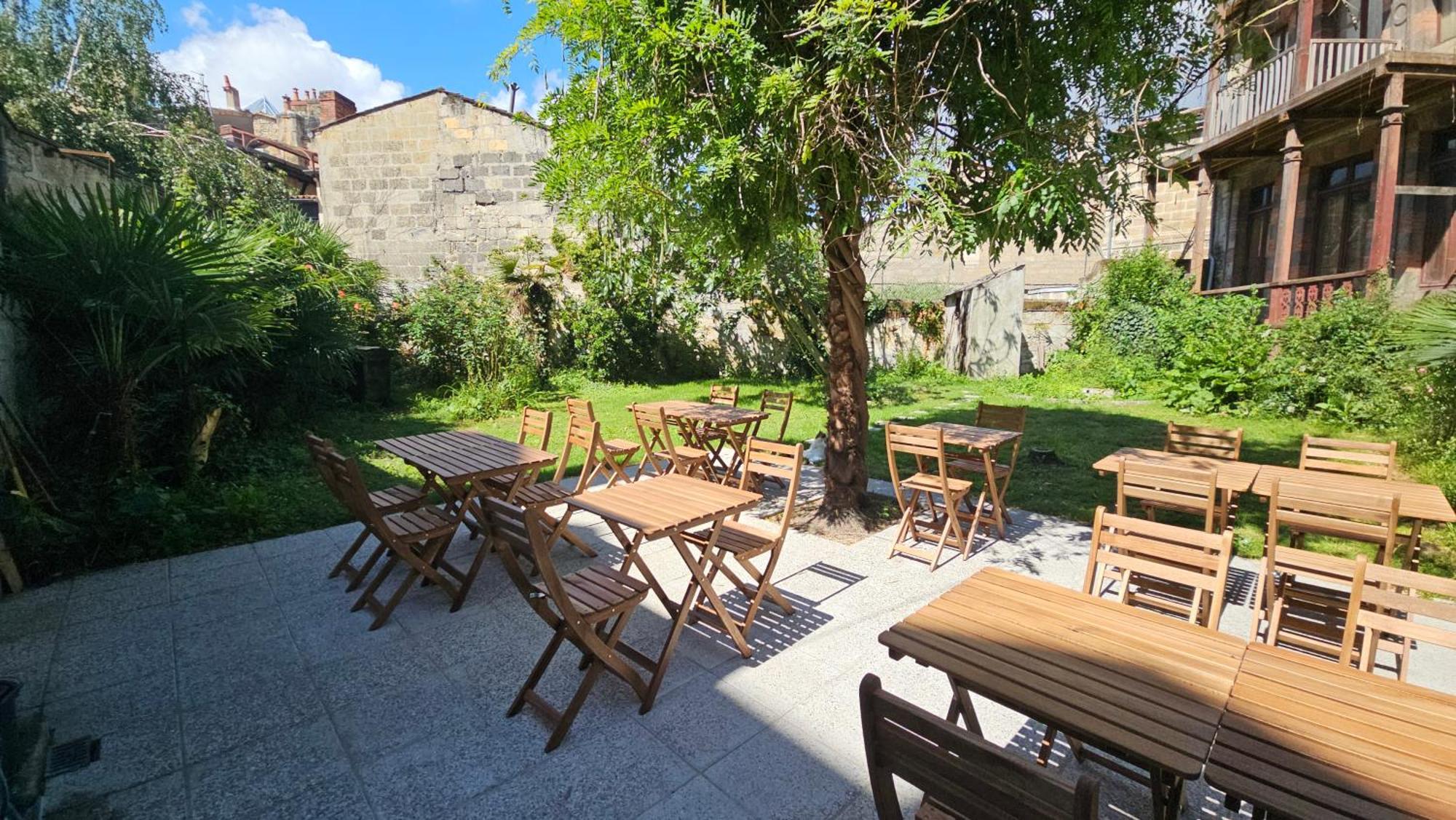 Bed In 6-Bed Mixed Dormitory Le Jardin Cafe ボルドー エクステリア 写真